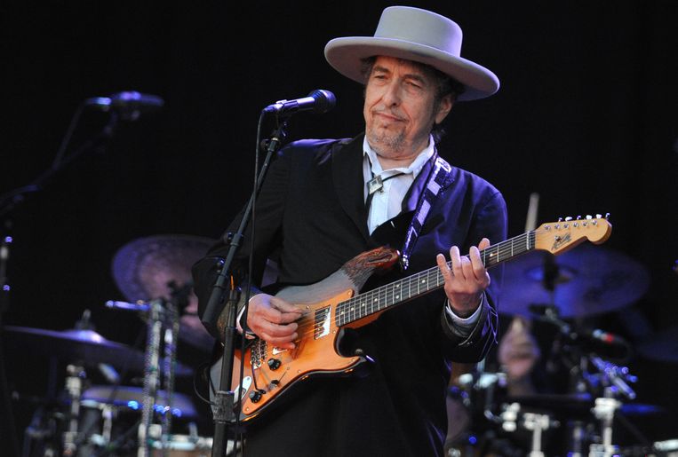 Bob Dylan tijdens een optreden in 2012. Beeld AFP
