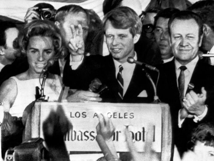 Een foto die genomen werd vlak voor de dood van Robert Kennedy. Hij zwaait naar zijn supporters in de balzaal van het Ambassador Hotel in Los Angeles, net voor hij het gebouw wil verlaten via een achterdeur aan de keuken.