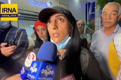 Accueillie en héroïne à Téhéran, l'athlète iranienne Elnaz Rekabi dit avoir concouru sans son voile “par inadvertance”