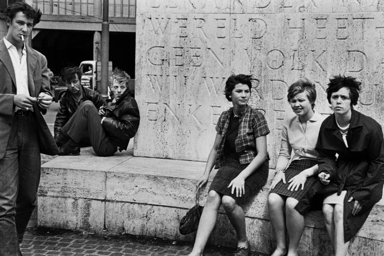 Drie meisjes zittend bij het Nationaal Monument op de Dam, Amsterdam, ca. 1960. Beeld Ed van der Elsken