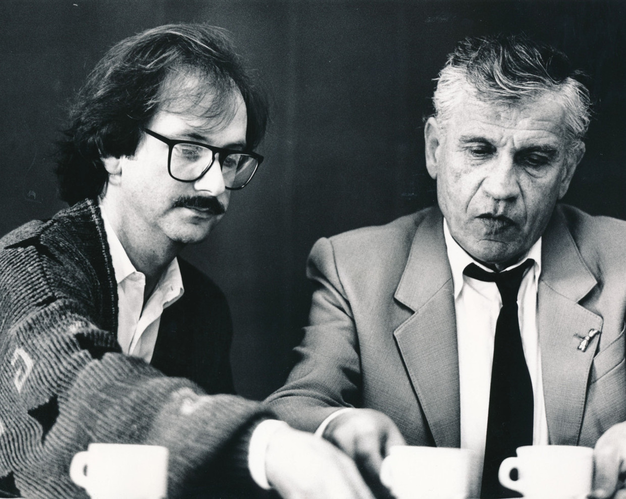 Jef Rademakers (l) bereidt in de jaren tachtig een aflevering van zijn succesprogramma 'Klasgenoten' voor met Gerard Reve.  Beeld Rotterdams Dagblad