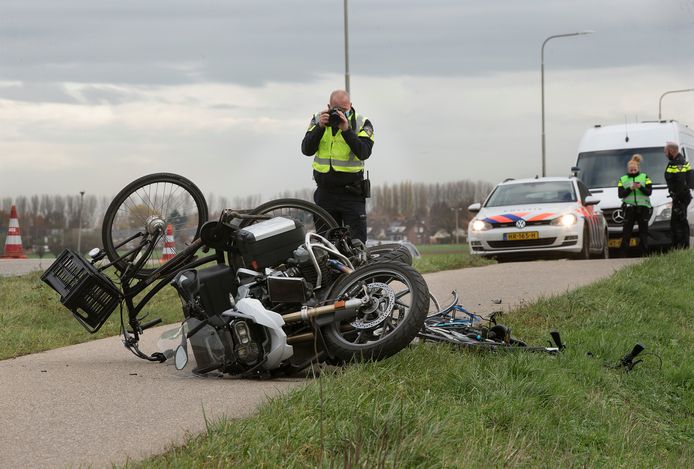 De politie doet onderzoek, kort na het ongeluk in november vorig jaar waarbij een motoragent in botsing kwam met twee fietsers. De man reed op het fietspad, tegen de rijrichting in.