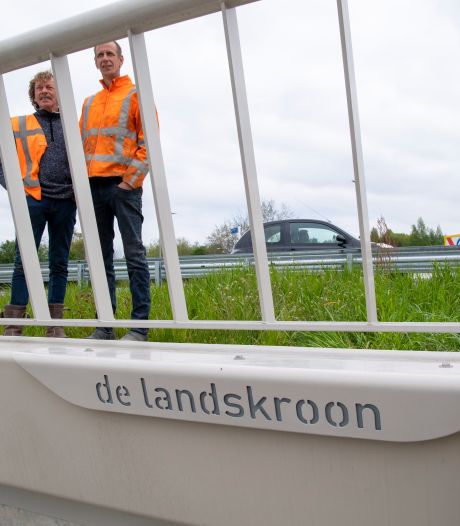 Namen voor fietstunnels N340 bij Oudleusen feestelijk onthuld: geen Zeesluis IJmuiden, maar De Landskroon 