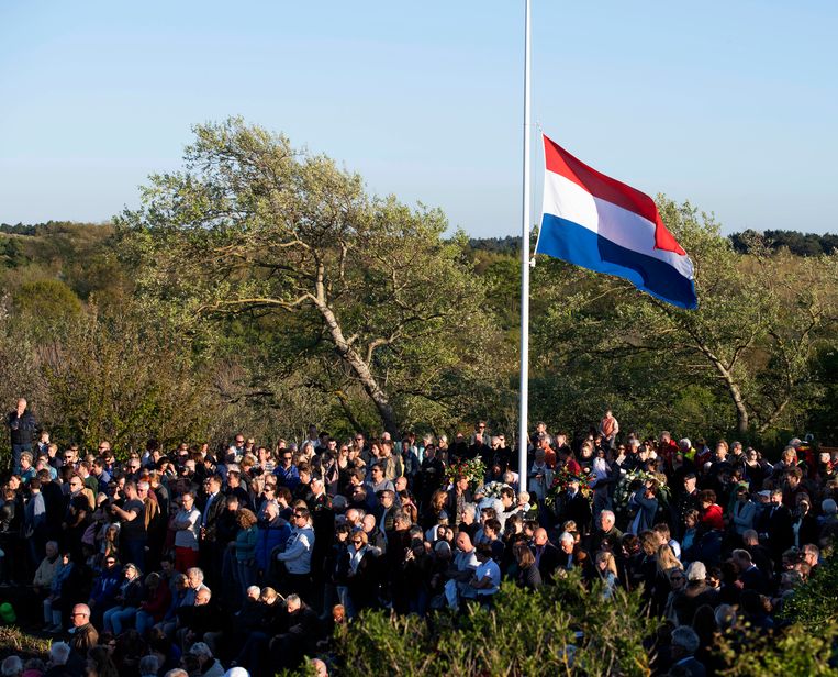 De dodenherdenking op de erebegraafplaats in Overveen. Beeld Olaf Kraak