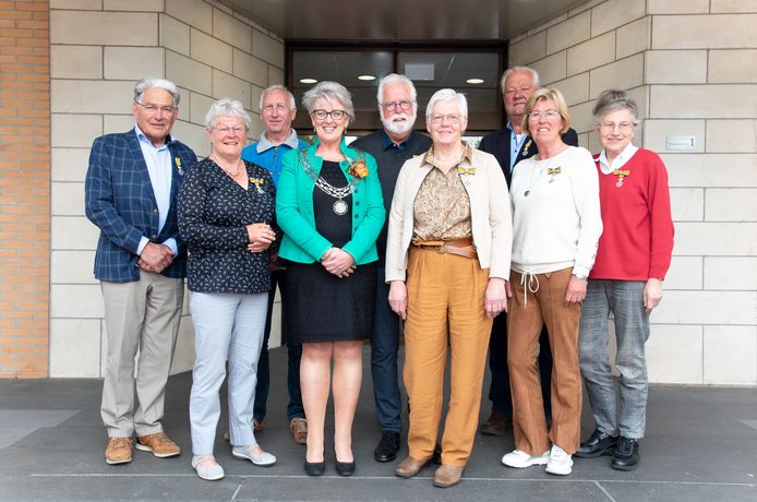 De gedecoreerden van linksaf Henk Lubberding, Inga Tuinte, Jan Smelt, Doret Tigchelaar, Bert Evers, Leta Evers, Marten ter Harmsel, Hermien Leferink en Tony Buursen. An Wenting-Bourgonje ontbreekt op de foto.