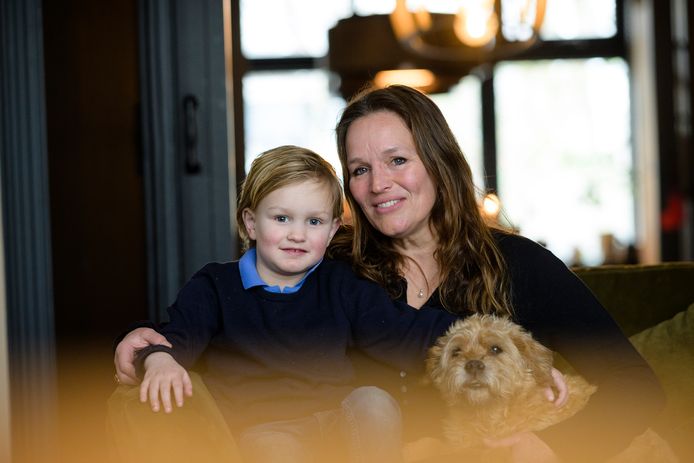 Kim Vollenbroek (48) met haar zoontje Jim Niels, vernoemd naar zijn overleden opa en zijn verongelukte vader. Sarah kijkt toe.