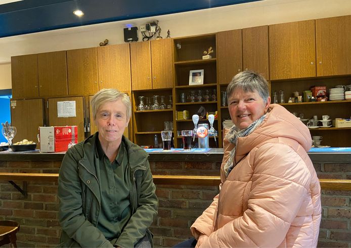 Ook vriendinnen van Simone, Heidi (links) en Martine (rechts) waren aanwezig in het buurthuis.