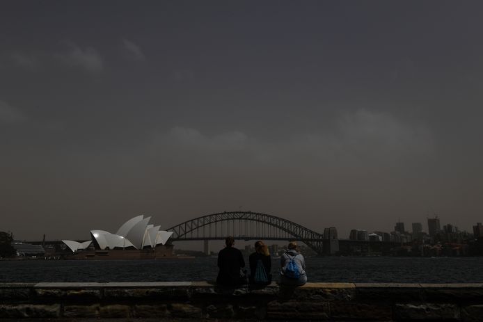 Deze toeristen krijgen maar een beperkt zicht op het beroemde Opera House en de Sydney Harbour Bridge.