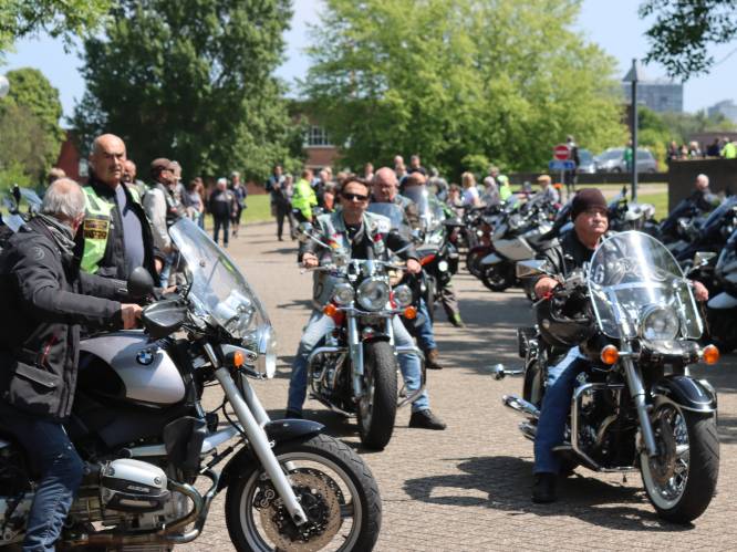 “Terwijl we anders de motoren laten brullen, zullen we dat nu niet doen”: bikers vormen erehaag voor slachtoffer (23) van ongeval op Plantin en Moretuslei