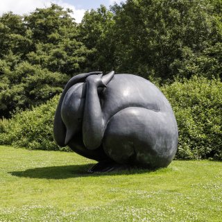 Giant ‘scaredy-hare’ stays permanently in Flevopark, becoming an ‘official part of the city’