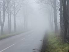 Grijze wereld door mist of mistflarden op Schouwen-Duiveland in de ochtend