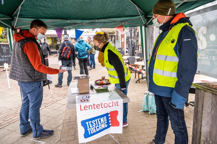 Deelnemers moesten bij de start een negatieve testuitslag overhandigen door een QR code op de telefoon te laten scannen.