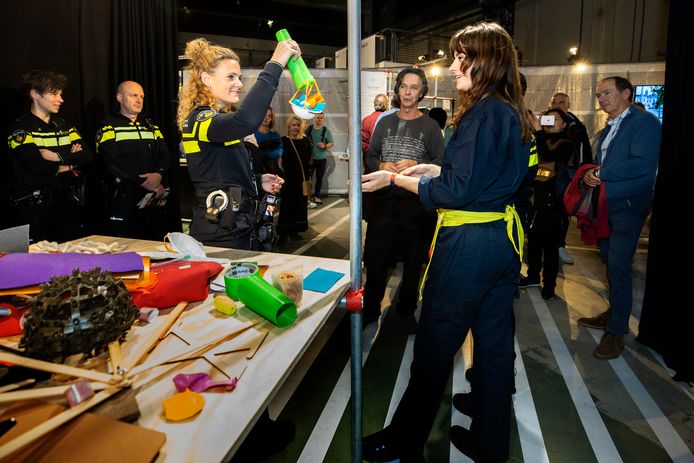 De Bossche agente Pauline met het ‘ontwapen’ dat ze heeft ontvangen van ontwerpster Myrthe Krepel (rechts).