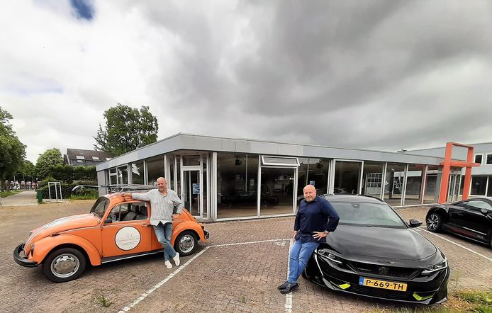 Rob Muller (links) en Martin Groeneveld hebben samen de voormalige Ford-garage aan de Vergtweg gekocht.