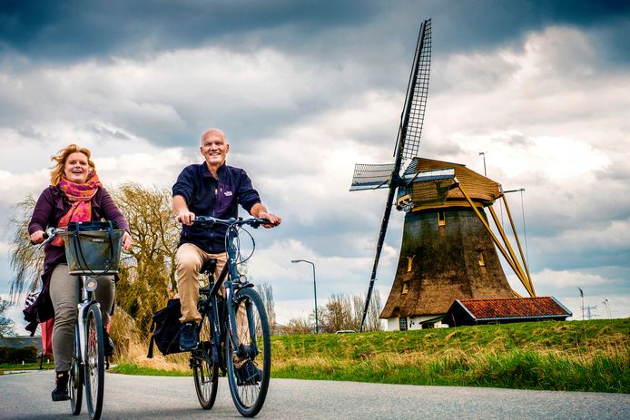 Nienke Meek (links) en Jeroen Dirks hebben een tocht uitgezet langs Mondriaan-punten. Voor de fiets en voor een wandeling. Hier passeren zij de Mondriaan Molen, ook bekend als Oostzijdse molen.