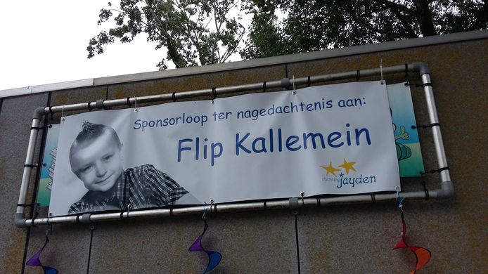 Een banier voor Flip Kallemein (8). Zijn klasgenoten van de Louise de Colignyschool zetten een sponsorloop op voor onderzoek naar neuroblastoomkanker, de ziekte waar Flip vorig jaar aan overleed.
