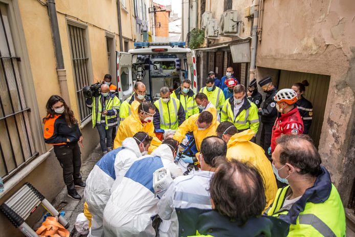 Brandweermannen en hulpverleners staan in Perpignan om de naar beneden getakelde Alain Panabière.
