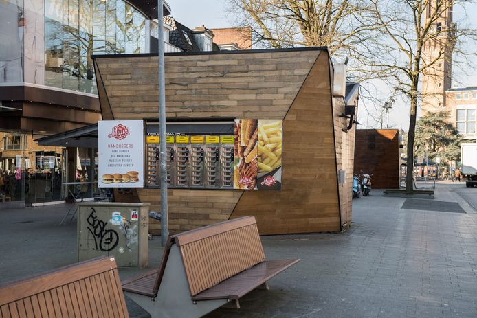 HENGELO - De kiosk, waarin tot aan de brand in april, een snackbar was gevestigd.