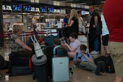 Grève dans les aéroports italiens: 250.000 voyageurs touchés, Salvini appelle au “bon sens”