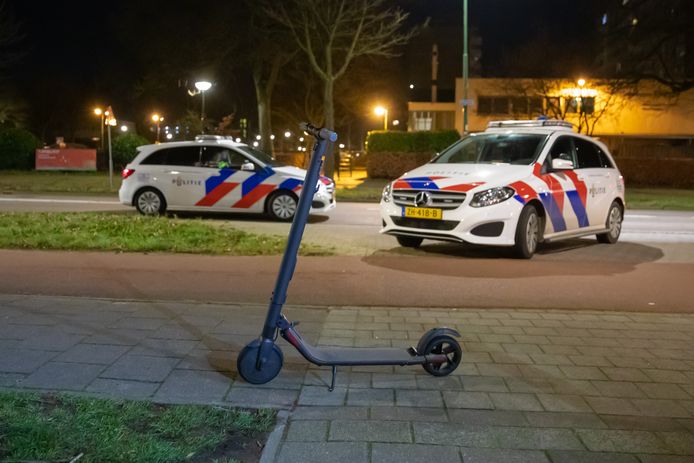 De elektrische step wint aan populariteit, maar mag in Nederland niet op de openbare weg worden gebruikt, tenzij met ontheffing van de Rijksdienst voor het Wegverkeer. In dat geval is een kenteken vereist.
