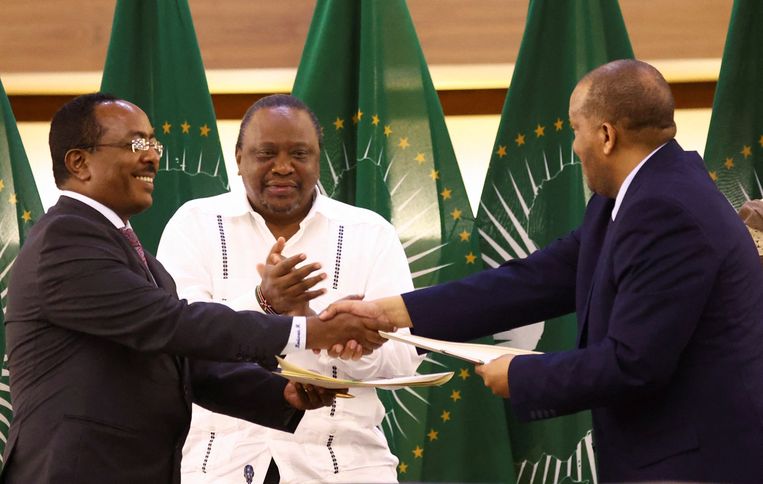 De vredesonderhandelingen werden geleid door de voormalige Keniaanse president Uhuru Kenyatta (midden).  Beeld REUTERS