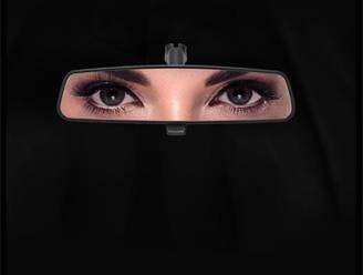 Met deze opvallende reclames proberen automerken Saoedische dames te verleiden