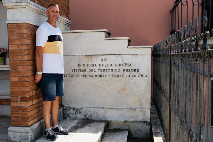 Mauro Petrarca poseert naast een gedenkteken ter ere van zes mannen, waaronder zijn overgrootvader, die in 1943 door het Duitse leger werden opgehangen, in het Italiaanse Fornelli.  De tekst op het monument luidt: “Hier, ter verdediging van de vrijheid, ontmoetten slachtoffers van de Teutoonse furie heldhaftig hun dood en glorie.”