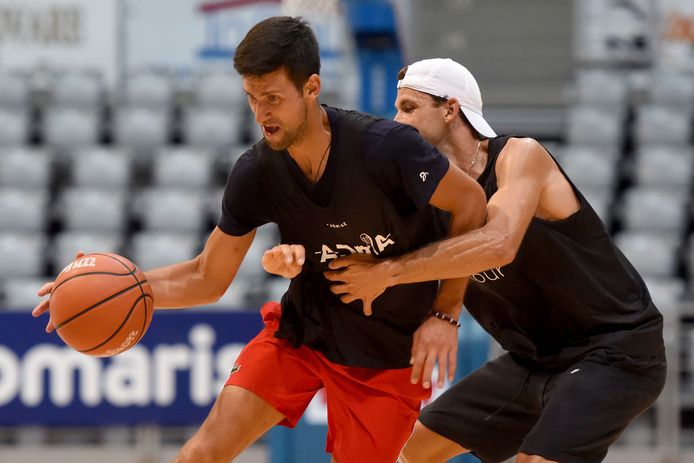 Novaj Djokovic en Grigor Dimitrov tijdens een partijtje basketbal, vorige week.