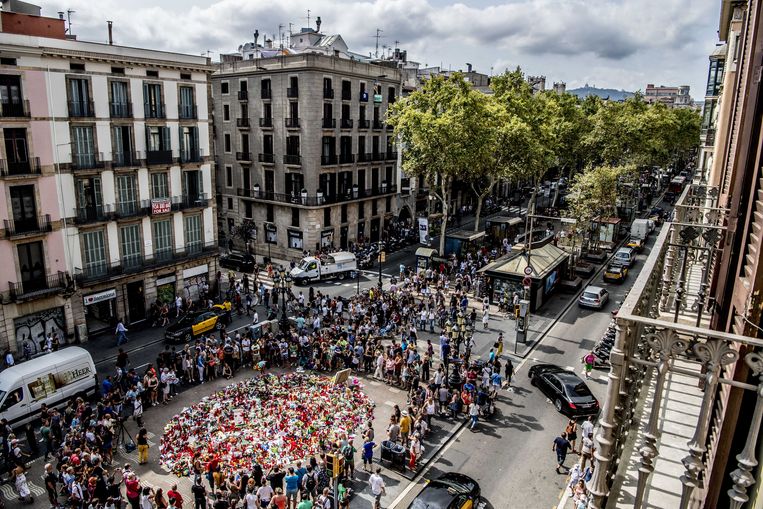 Een bloemenzee op Las Ramblas, de promenade in Barcelona waar vrijdag een terrorist in een busje vijftien mensen doodreed. Beeld ANP