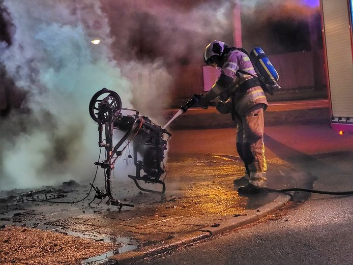 De brandweer kon niet voorkomen dat de scooter volledig uitbrandde.