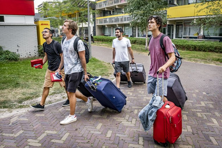 Amsterdamse universiteiten waarschuwen internationale student: ‘Kom niet als je geen kamer hebt’