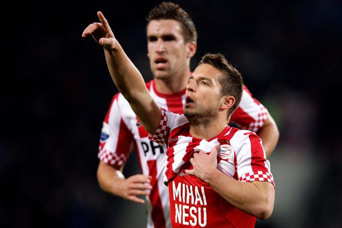 Dries Mertens brengt als speler van PSV een eerbetoon aan zijn verlamd geraakte oud-ploeggenoot Mihai Nesu.