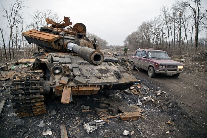 Verlaten Russische tank in Chornukhyne, Oekraïne.