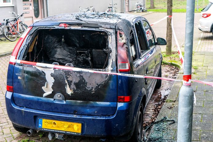 Een auto brandde uit aan de Ruys de Beerenbrouckweg in Dordrecht.