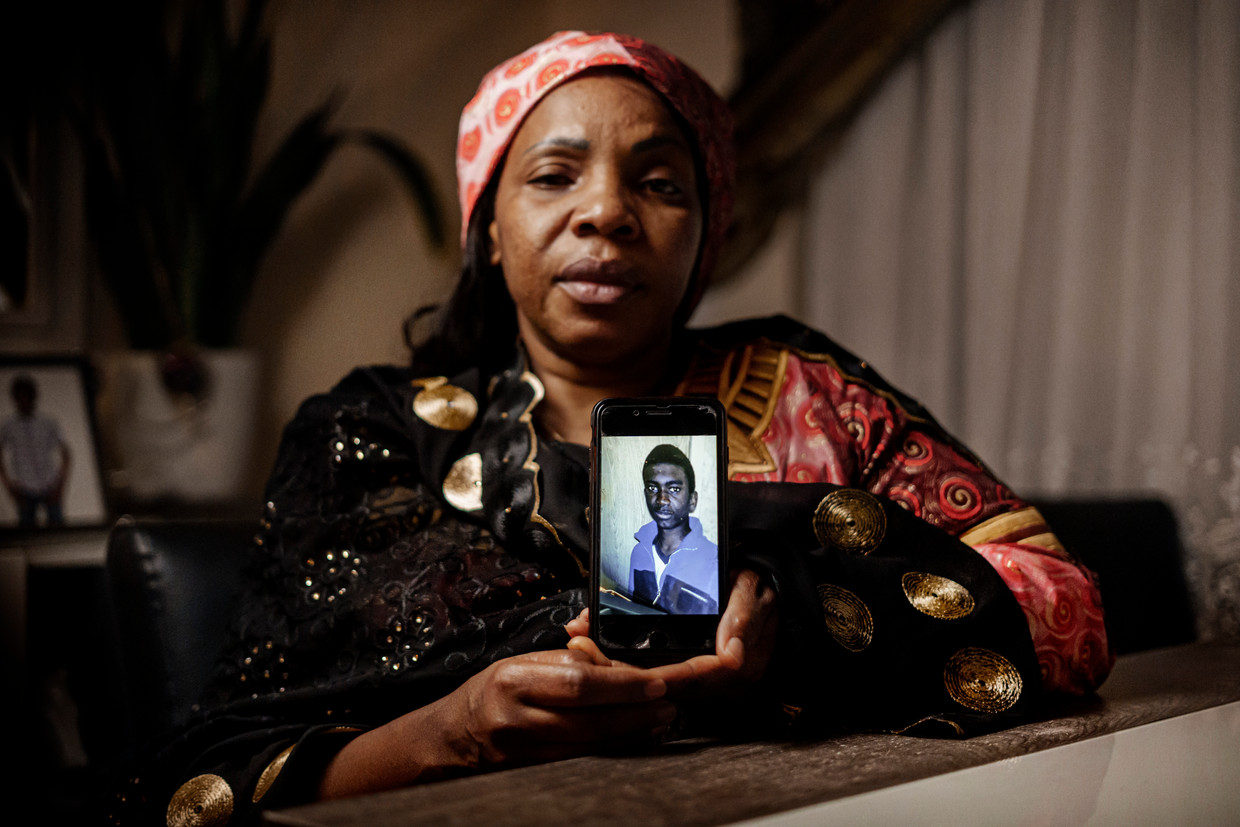 De moeder van Lamine Bangoura, Marthe Millimono met een foto van haar zoon.  Beeld Eric de Mildt