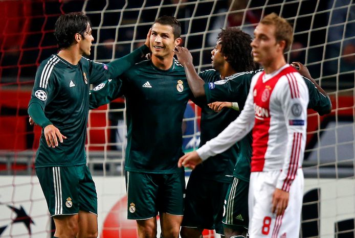 De laatste keer, in 2012 won Real Madrid met 1-4 in Amsterdam. Cristiano Ronaldo (m) wordt gefeliciteerd na de 0-1.