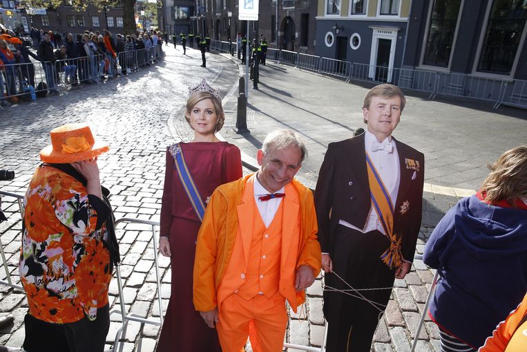 Oranjefanaat Johan Vlemmix wacht in Dordrecht op koning Willem-Alexander en koningin Maxima voor de eerste Koningsdag nieuwe stijl. Beeld anp