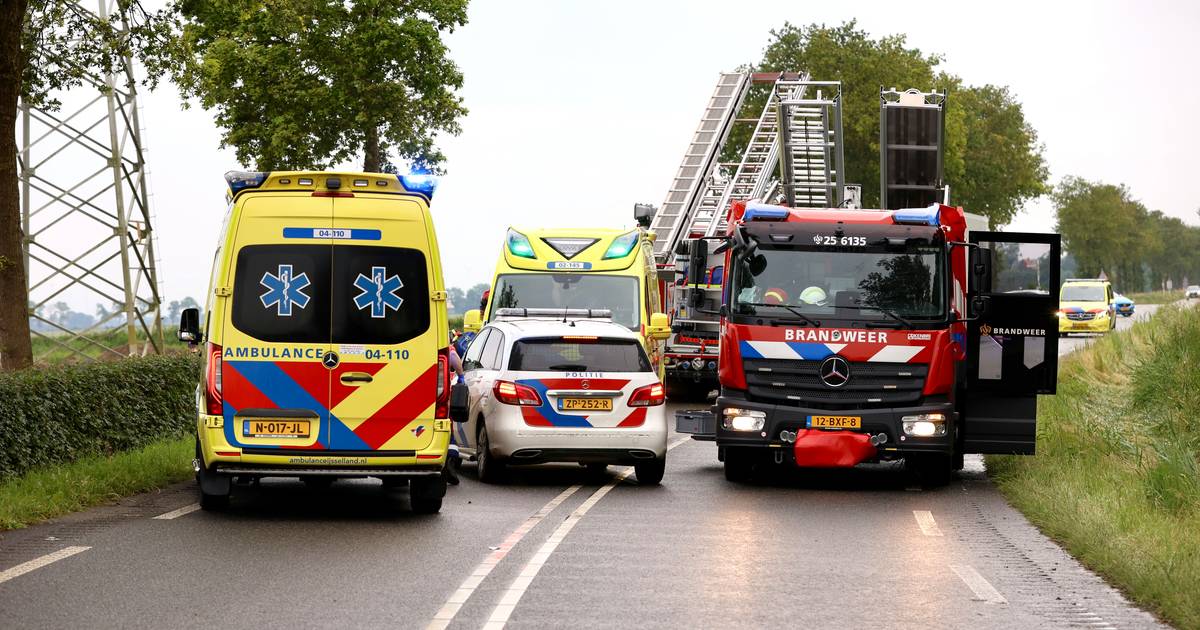 Man overleden door botsing met auto tegen boom in Emmeloord, andere inzittende zwaargewond.