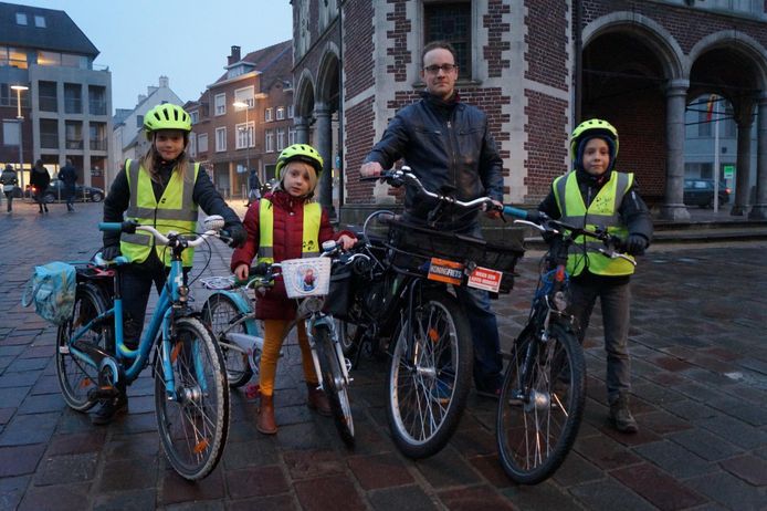 Birger Landuyt richt een fietsersbond op in Tielt. Ook zijn kinderen Anna-Lucia (10), Marie-Julie (7) en Leander (8) zijn fervente fietsers.