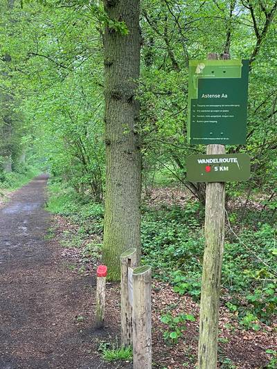 Wandelen langs Astense Aa en naar herdenkingsmonument
