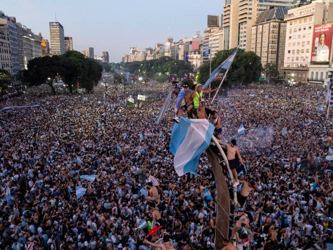 KIJK. Indrukwekkende beelden: duizenden Argentijnen komen op straat in Buenos Aires om wereldtitel te vieren