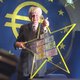 Euro zakt door symbolische grens: voor het eerst in twintig jaar evenveel waard als een dollar