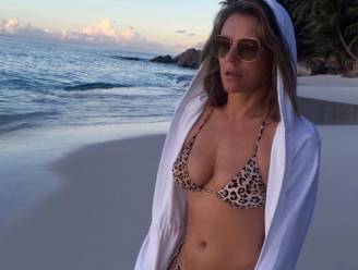 Elizabeth Hurley (52) toont strak lichaam op exotisch strand