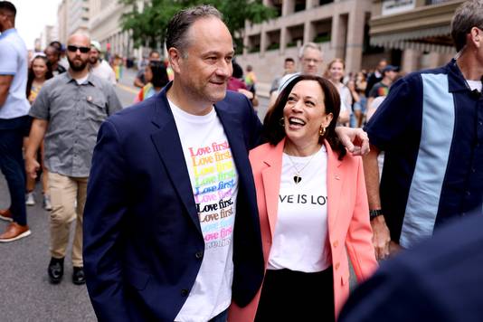 Kamala Harris en haar echtgenoot Doug Emhoff sluiten zich aan bij demonstranten voor de Capital Pride Parade op 12 juni 2021 in Washington, DC. 