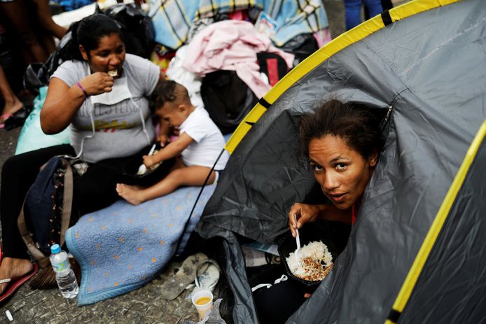 Dakloze families lunchen in tentjes nadat het gebouw waar ze woonden in Sao Paulo instortte.