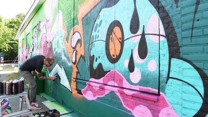 Kunstenaars vrolijken hoek Keiweg-Ridderstraat op: ‘Het ziet er gezellig en vrolijk uit’