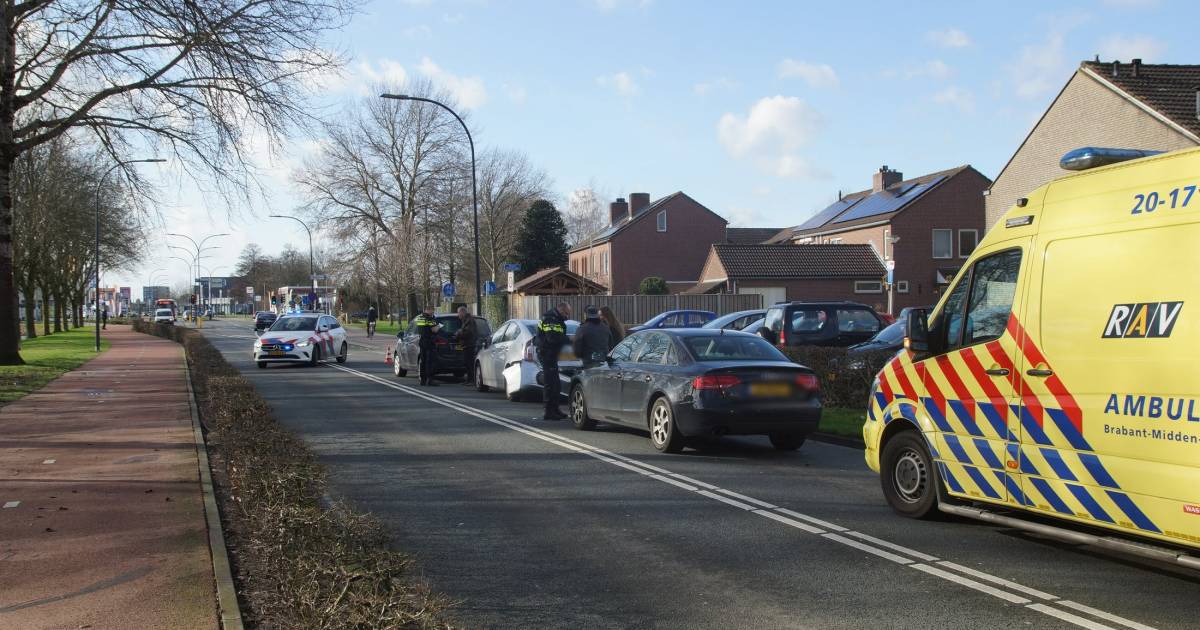 Veel schade bij botsing met drie autos in Waalwijk.