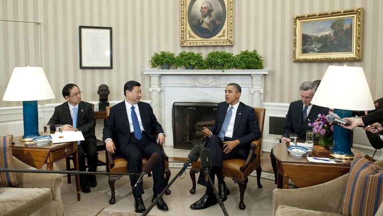 Barack Obama praat met Xi Jinping in het Oval Office in het Witte Huis in Washington. Beeld afp
