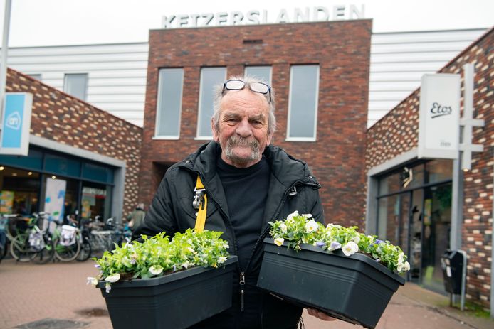 Bertie Oosterboer merkt het effect van de inflatie. Het ‘zangzaad’ voor zijn vogeltjes bijvoorbeeld is een stuk duurder geworden.