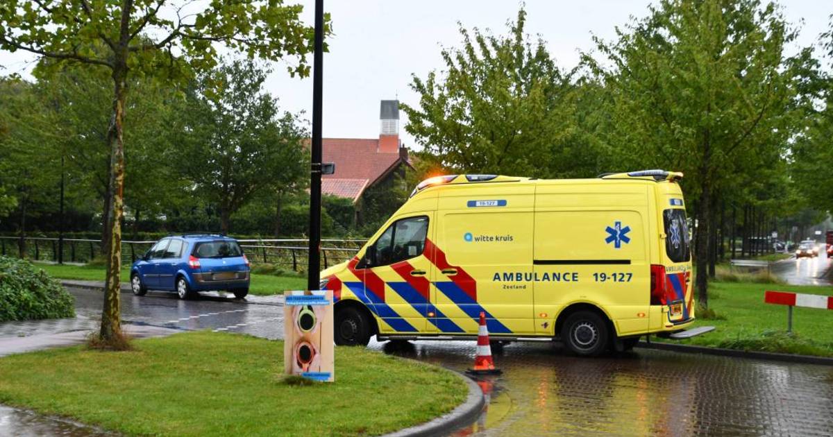 Fietser gewond na aanrijding met auto in Lewedorp.